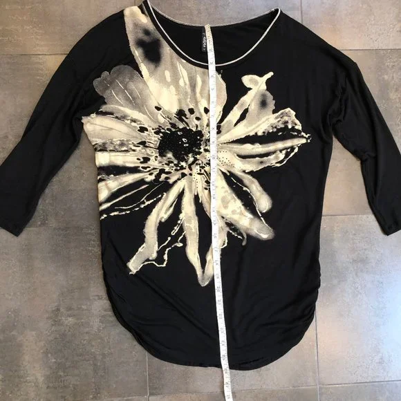 3/4 sleeve top with flower design NWOT - Picture 9 of 9